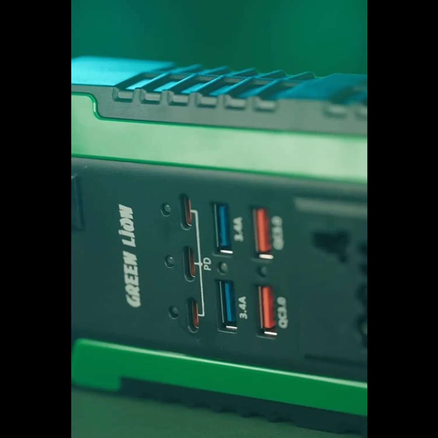 Green Lion Power Inverter Spark300 - 300W, 2 AC Outlets, USB-C PD 4
