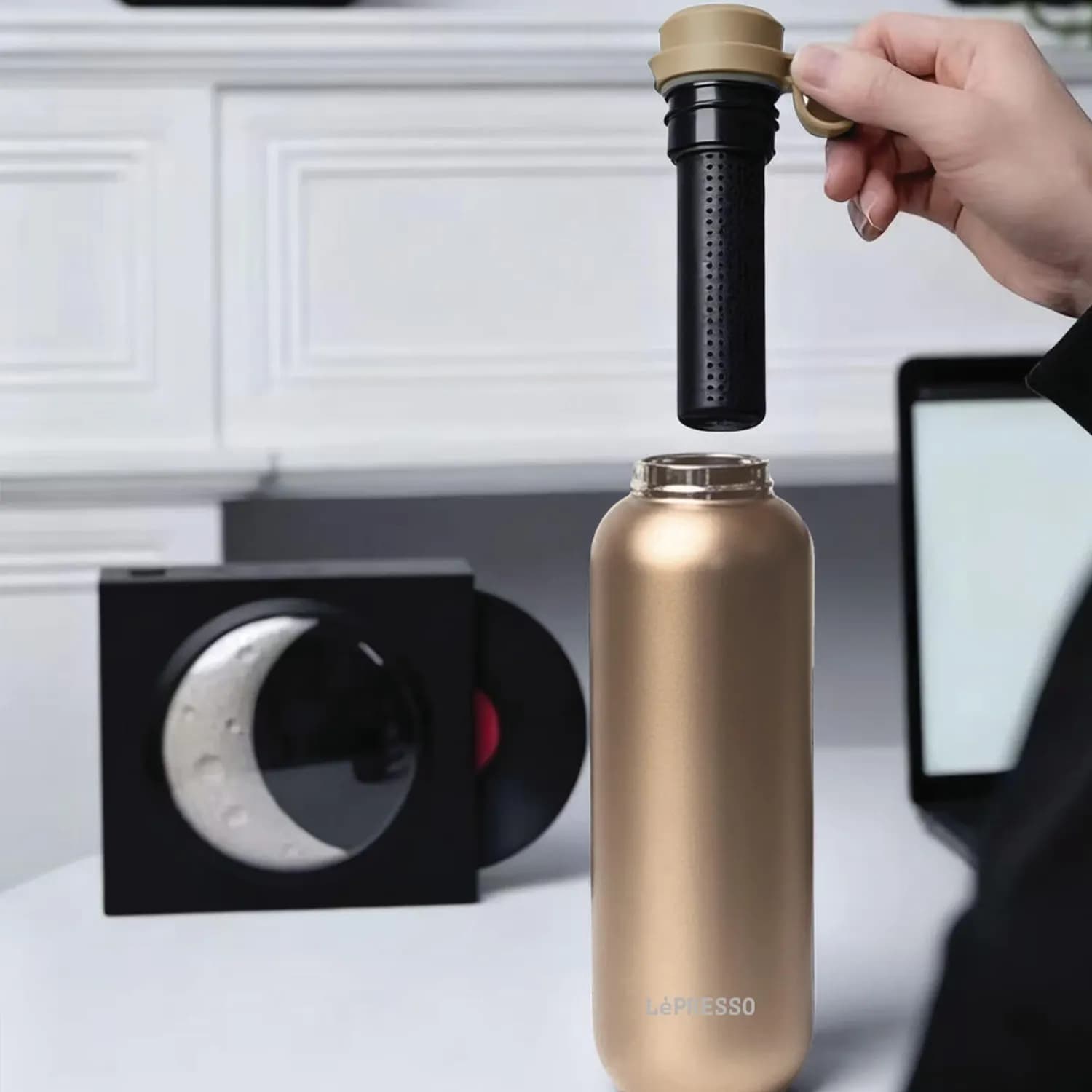 LePresso Thermos Bottle ThermaTrail - 650ml, Gold — Stainless Steel 3