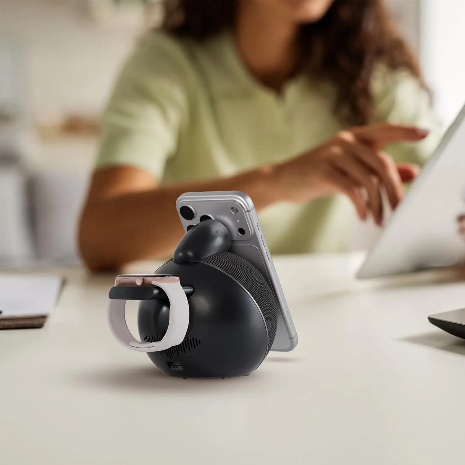 Levelo Aira Wireless Charger With Speaker 2